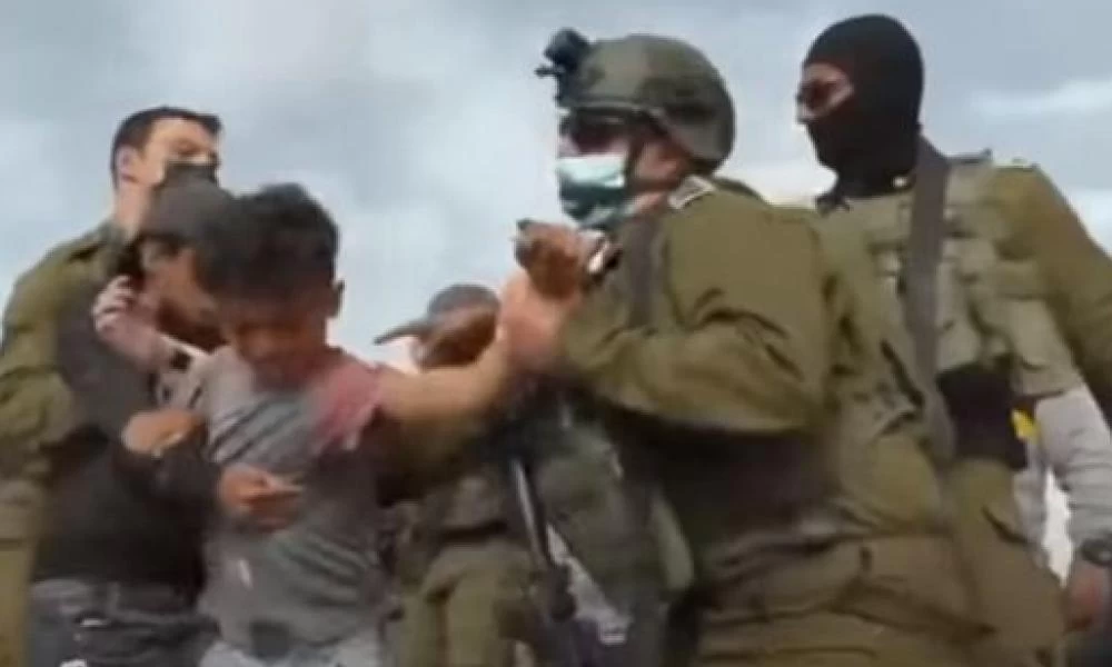 Σκληρές εικόνες: Οι ισραηλινές δυνάμεις συλλαμβάνουν πέντε παιδιά Παλαιστινίων (ΒΙΝΤΕΟ)